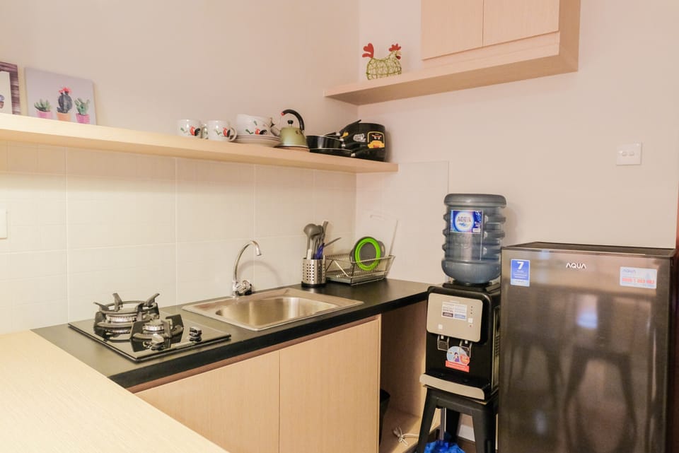 Room | Private kitchenette | Fridge, stovetop, cookware/dishes/utensils