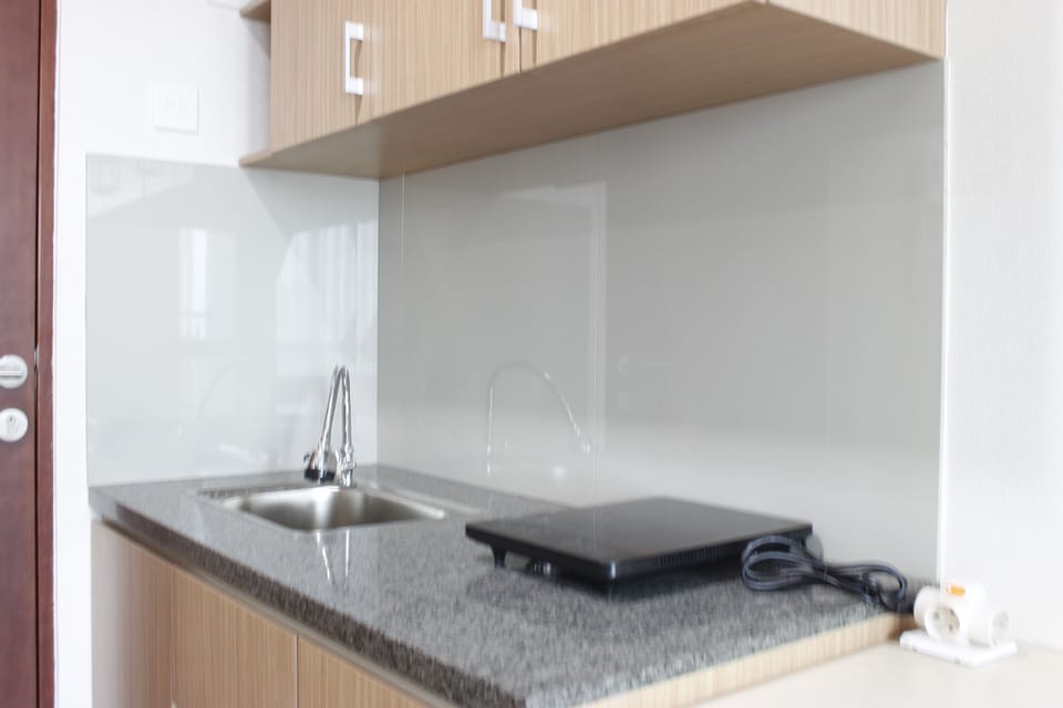 Room | Private kitchenette | Fridge, stovetop, cookware/dishes/utensils