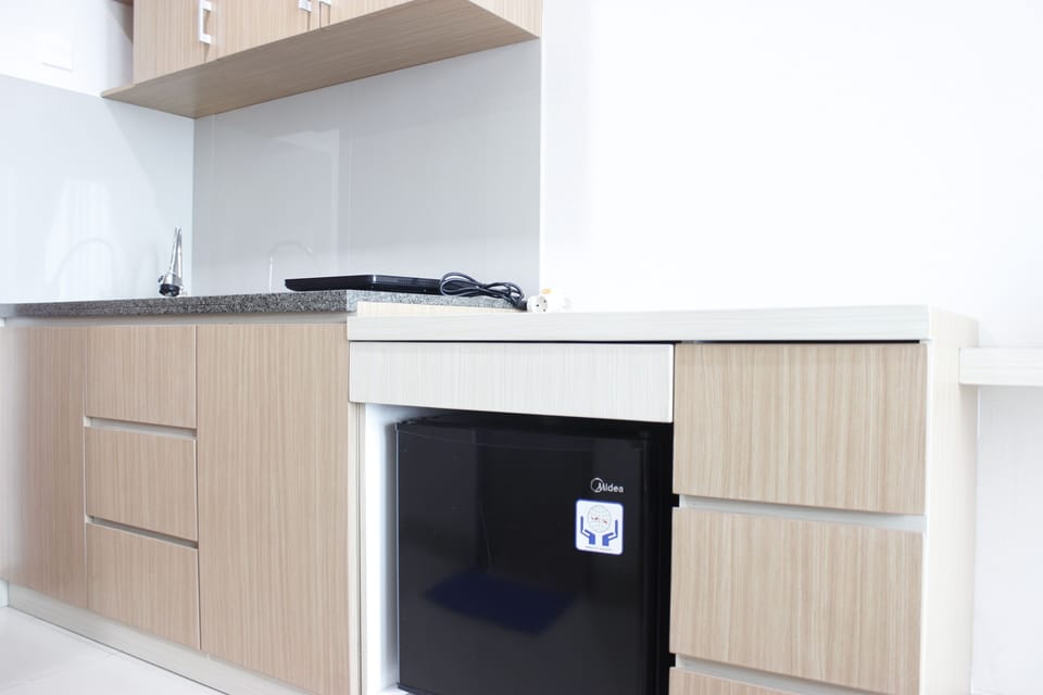 Room | Private kitchenette | Fridge, stovetop, cookware/dishes/utensils