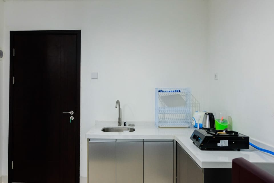 Room | Private kitchen | Fridge, stovetop, cookware/dishes/utensils