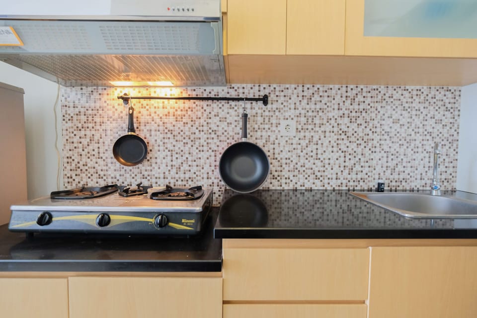 Room | Private kitchenette | Fridge, stovetop, cookware/dishes/utensils