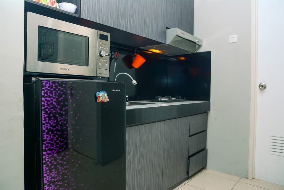 Room | Private kitchenette | Fridge, stovetop, cookware/dishes/utensils