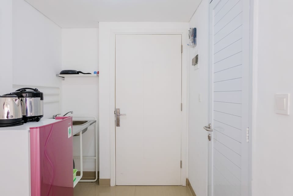 Room | Private kitchen | Fridge, stovetop, cookware/dishes/utensils