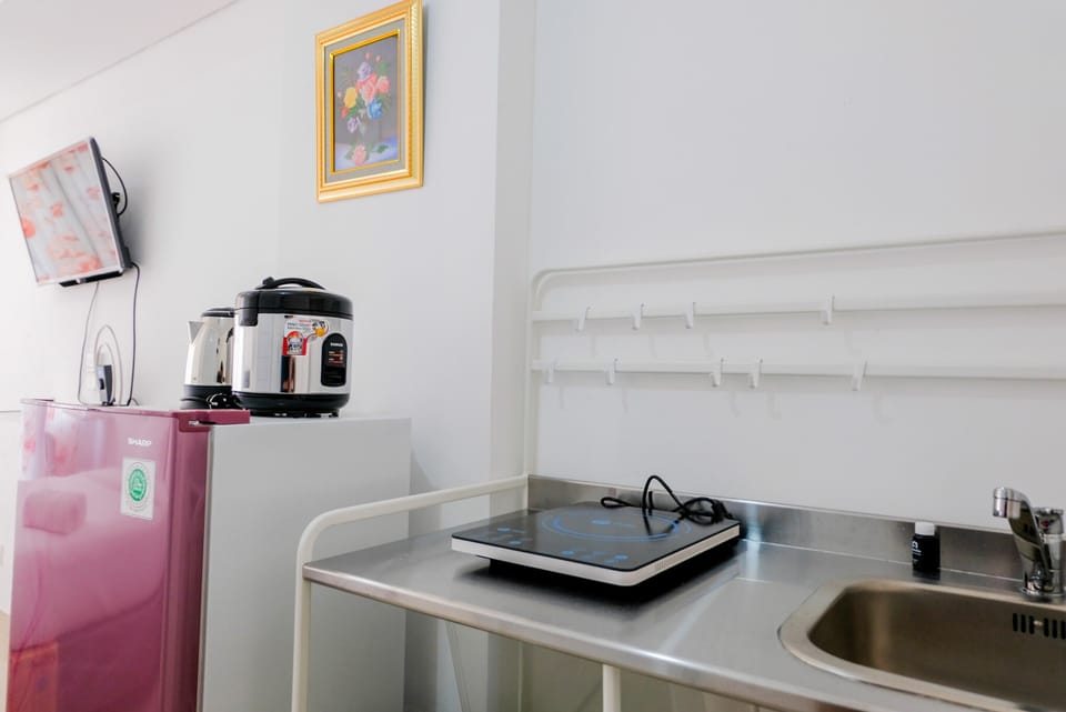 Room | Private kitchenette | Fridge, stovetop, cookware/dishes/utensils