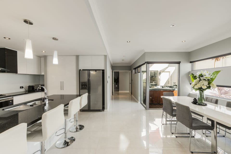 KITCHEN / DINING AREA