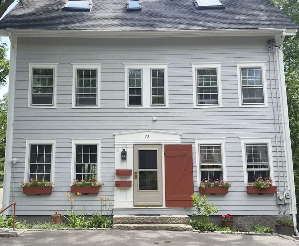 Front of the house, on Rt 127, a short walk to Back Beach, Front Beach and Town.