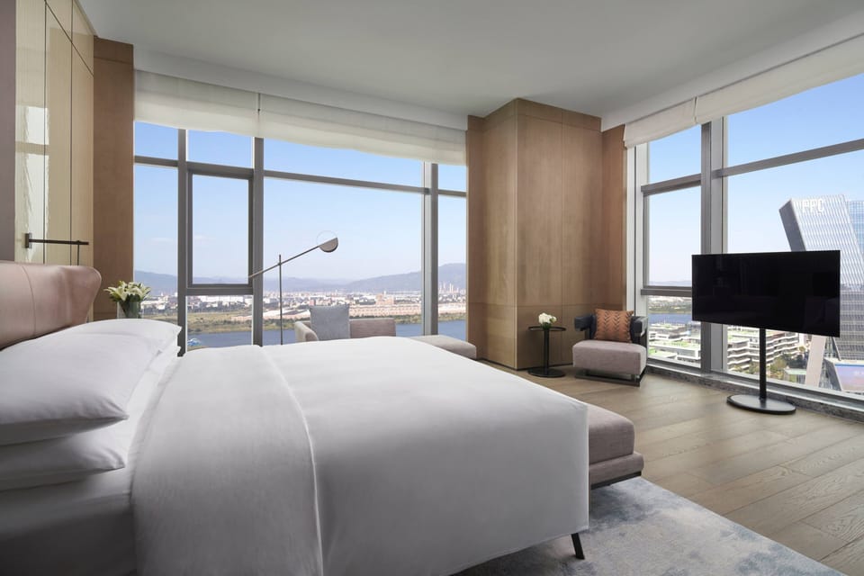 Junior Suite, 1 Bedroom | Minibar, in-room safe, desk, blackout drapes