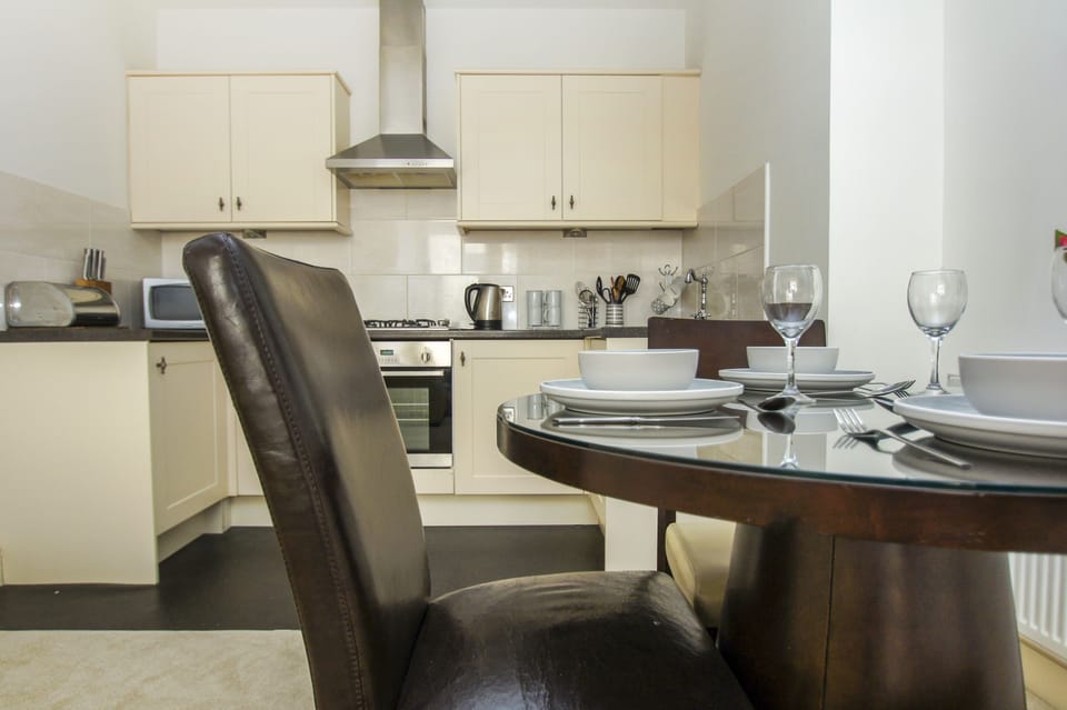 Cottage | Private kitchen | Oven, stovetop, toaster, cookware/dishes/utensils