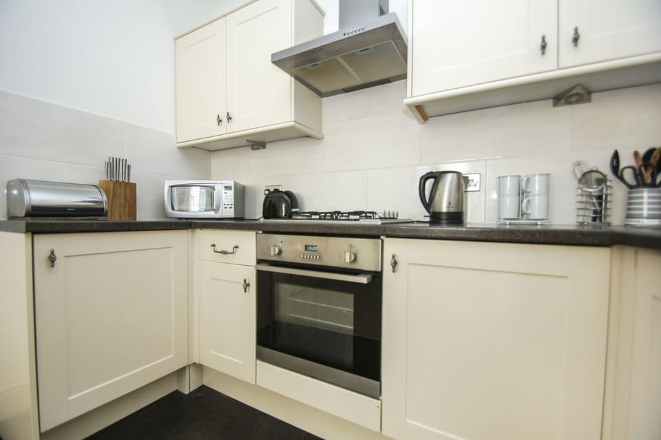 Cottage | Private kitchen | Oven, stovetop, toaster, cookware/dishes/utensils