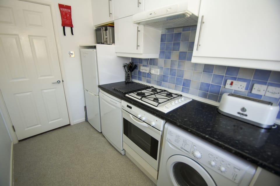 Cottage | Private kitchen | Oven, stovetop, dishwasher, electric kettle