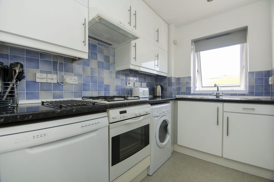 Cottage | Private kitchen | Oven, stovetop, dishwasher, electric kettle