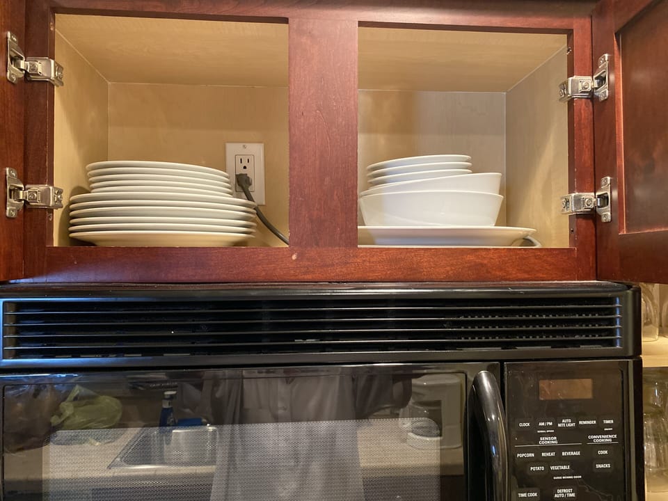 Fully equipped kitchen-Utensils, dishes, etc. Very cozy