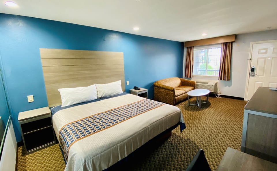 Studio Suite, 1 King Bed, Smoking | Desk, free WiFi, bed sheets