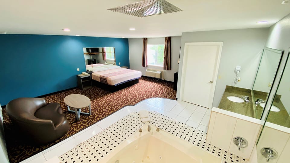Room, 1 King Bed, Jetted Tub | Desk, free WiFi, bed sheets