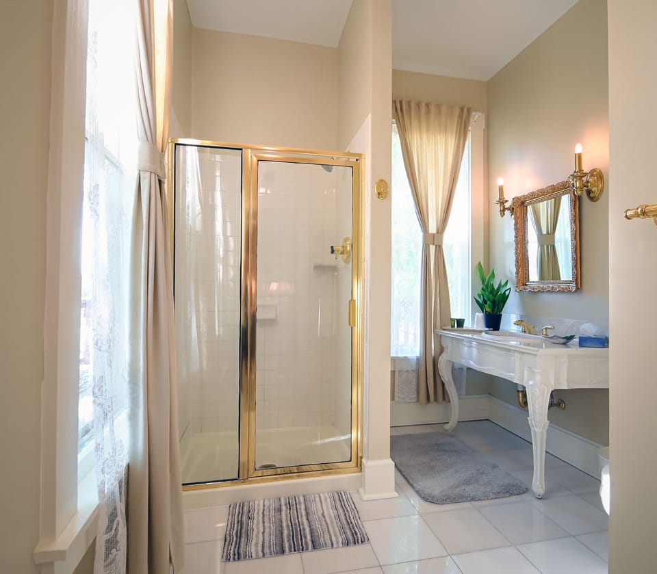 Caldwell Premium Suite | Bathroom | Free toiletries, hair dryer, towels