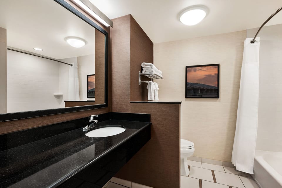 Combined shower/tub, free toiletries, hair dryer, towels