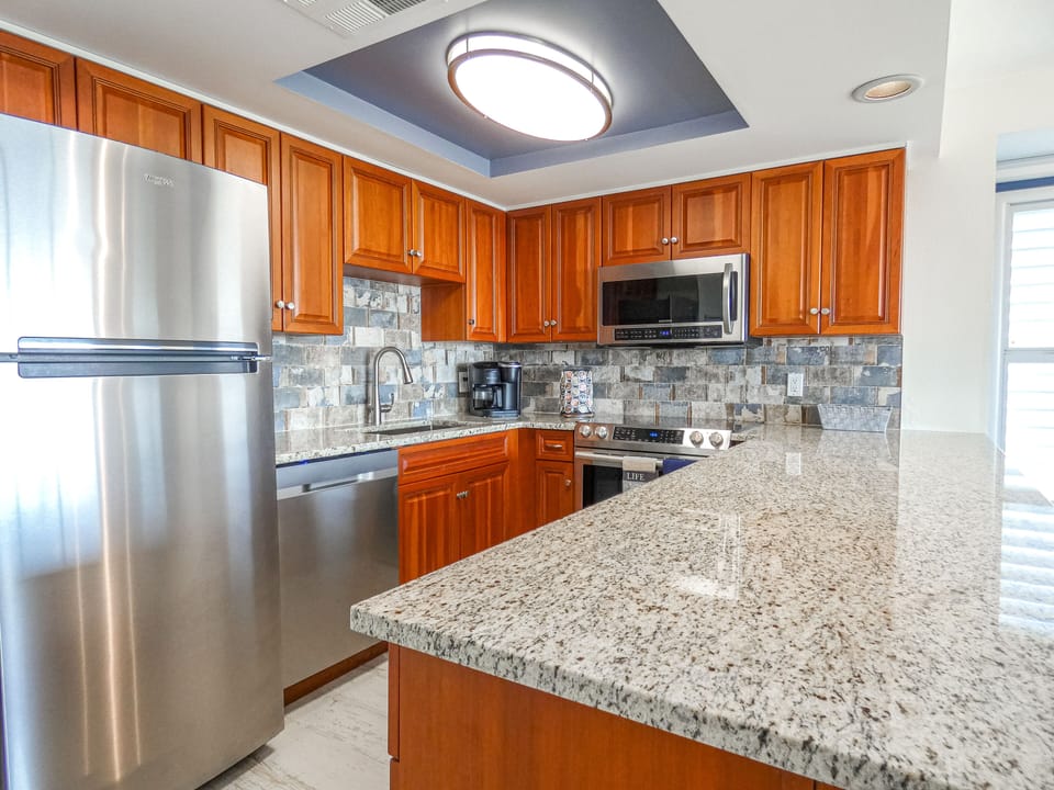 Beautiful renovated kitchen- new granite counters, backsplash -