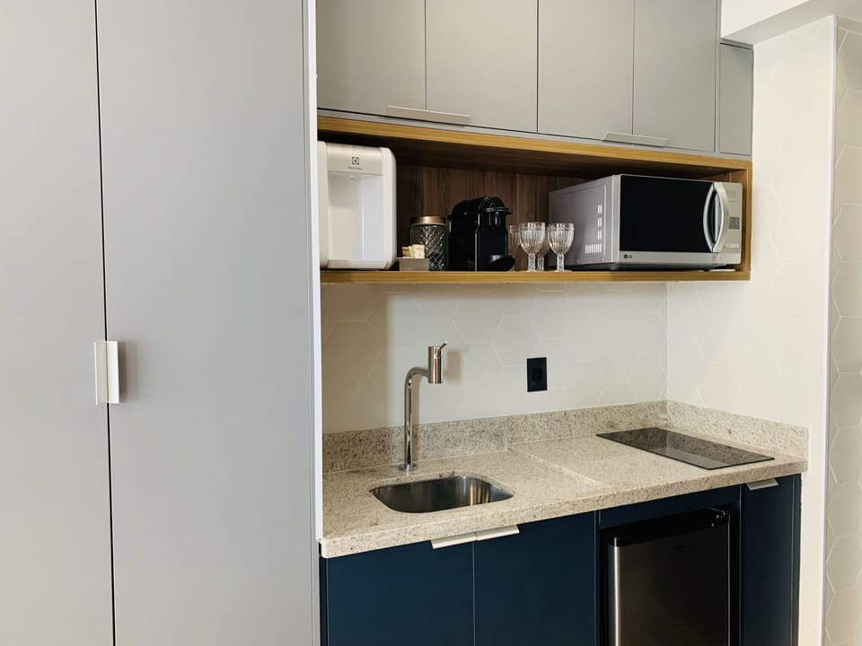 Executive Studio Suite | Private kitchenette | Mini-fridge, microwave, stovetop, toaster