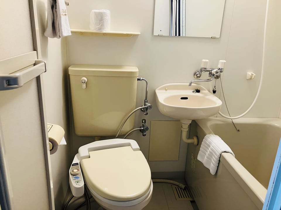 Premium bedding, desk, iron/ironing board, free WiFi