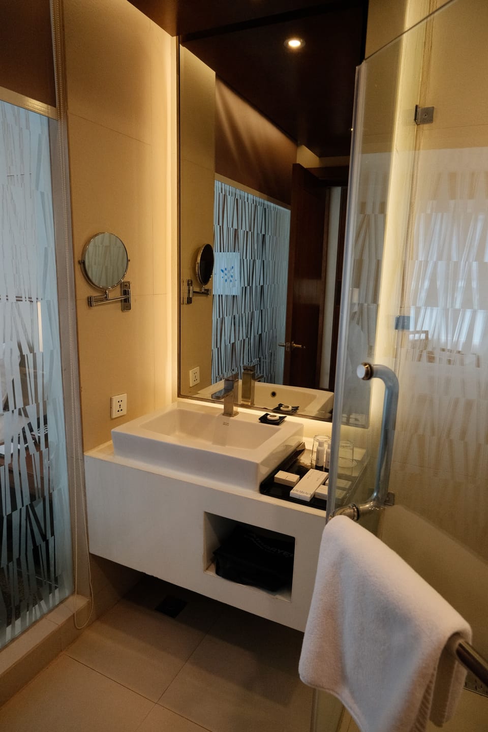 Superior Room, 1 King Bed | Bathroom | Shower, rainfall showerhead, free toiletries, hair dryer