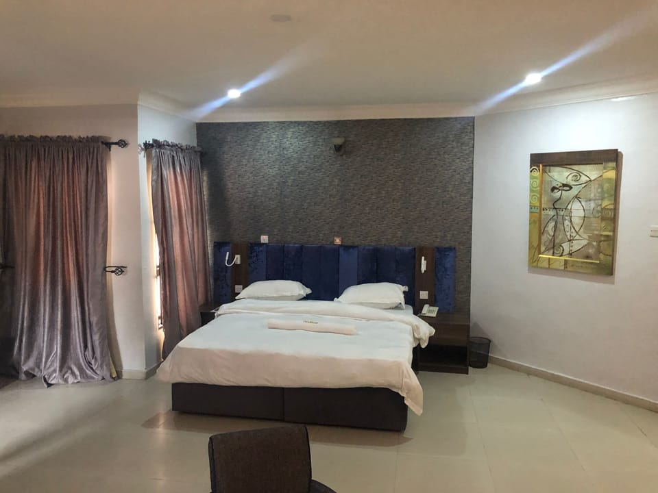 Standard Room | Down comforters, in-room safe, desk, laptop workspace