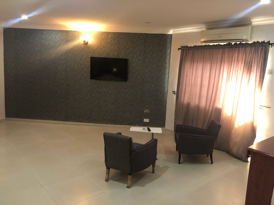 Executive Room | Down comforters, in-room safe, desk, laptop workspace