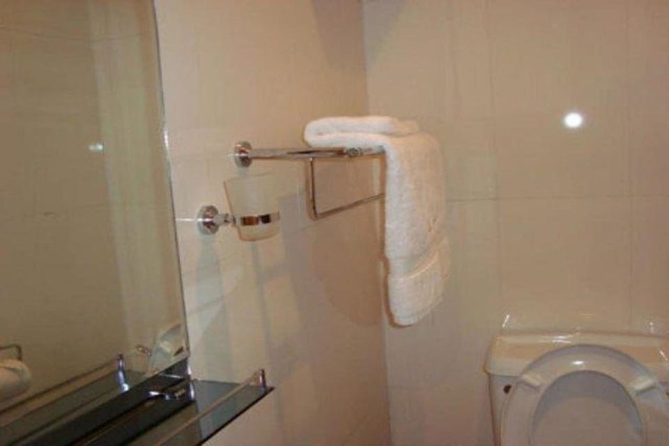 Shower, rainfall showerhead, free toiletries, towels