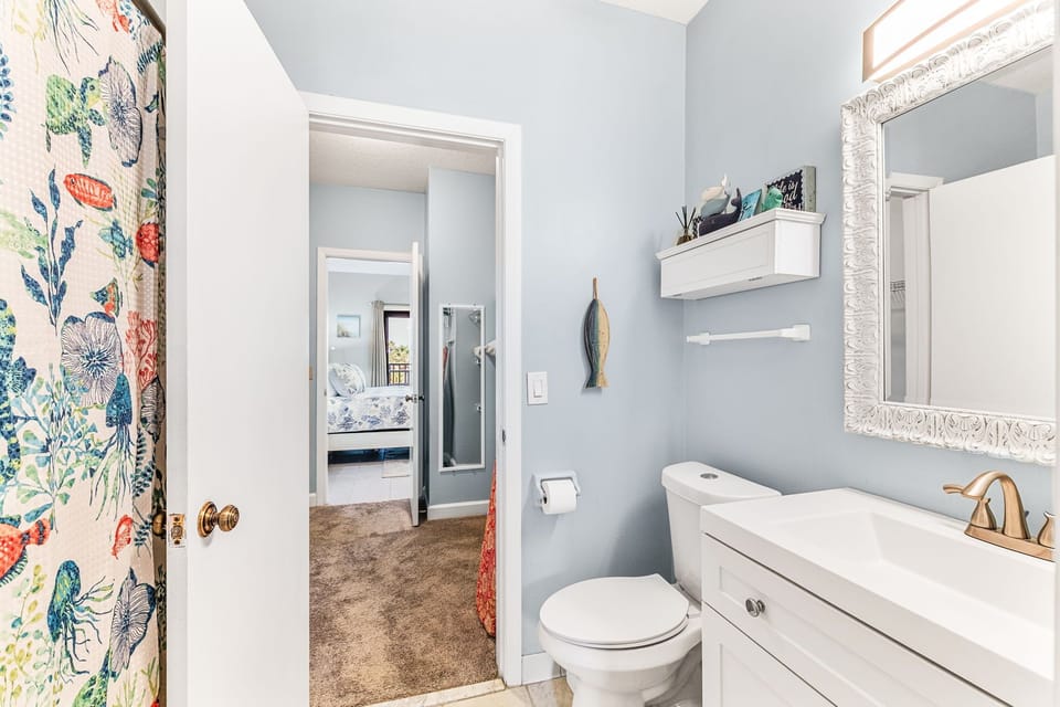 Shared bath between master and guest bedroom with tub/shower combo