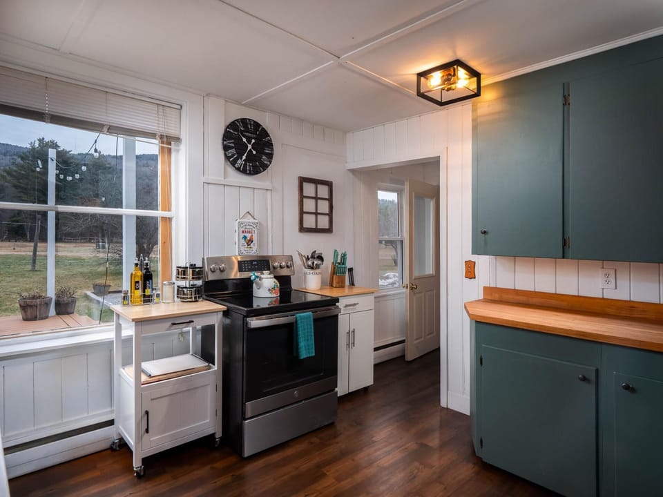 Charming Farm House- Game Room & Hot Tub, Fire Pit (1521)