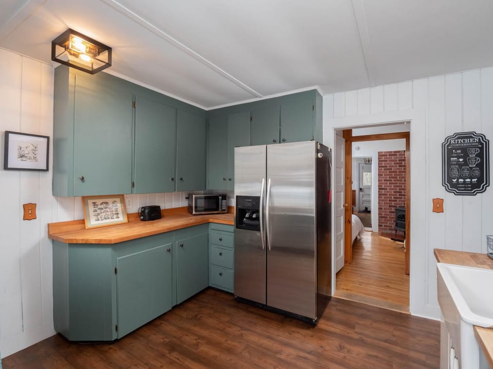 Charming Farm House- Game Room & Hot Tub, Fire Pit (1504)