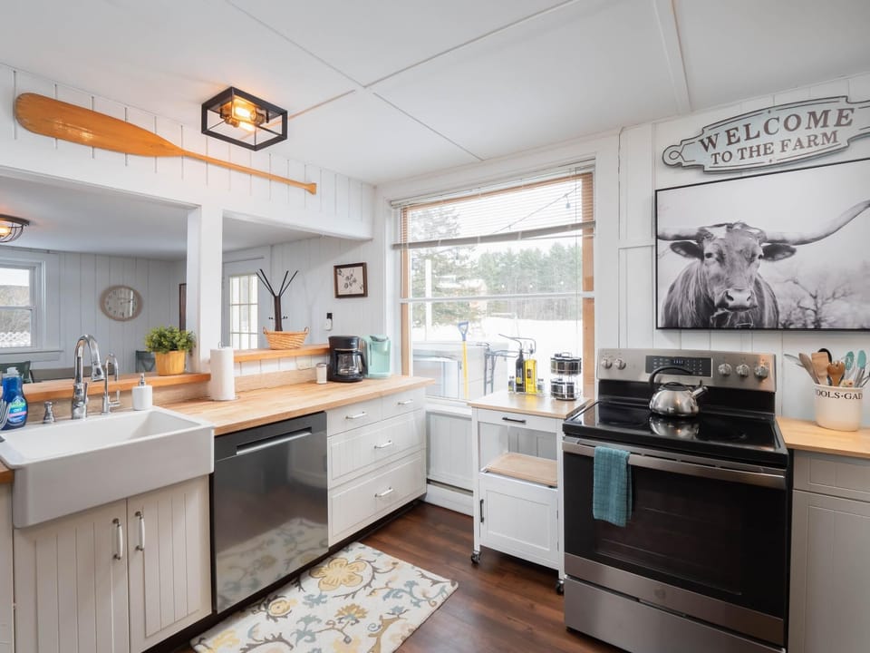 Charming Farm House- Game Room & Hot Tub, Fire Pit (1503)
