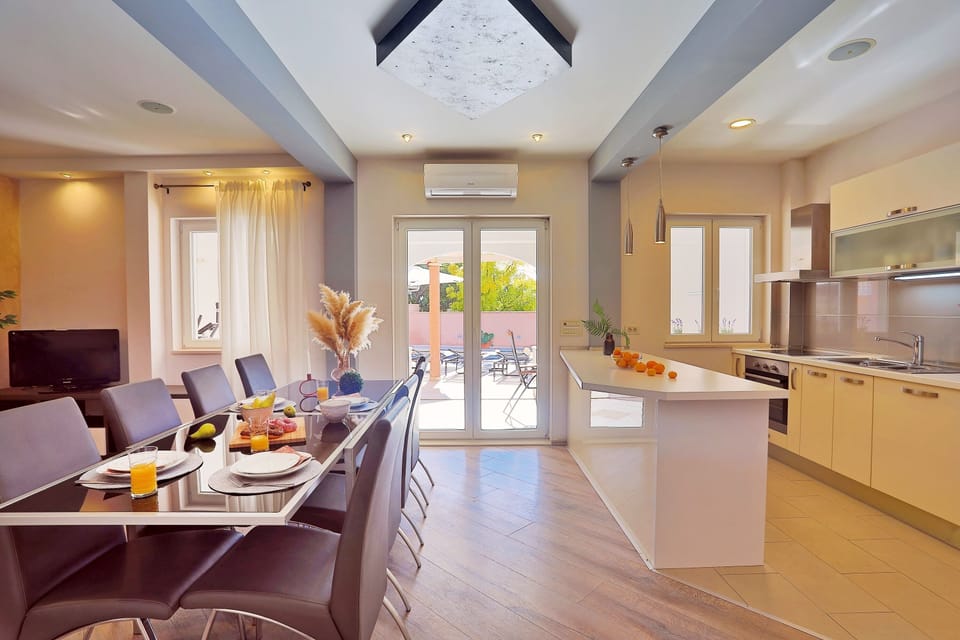 The ground floor offers: a living and dining room with TV, A/C, free WiFi