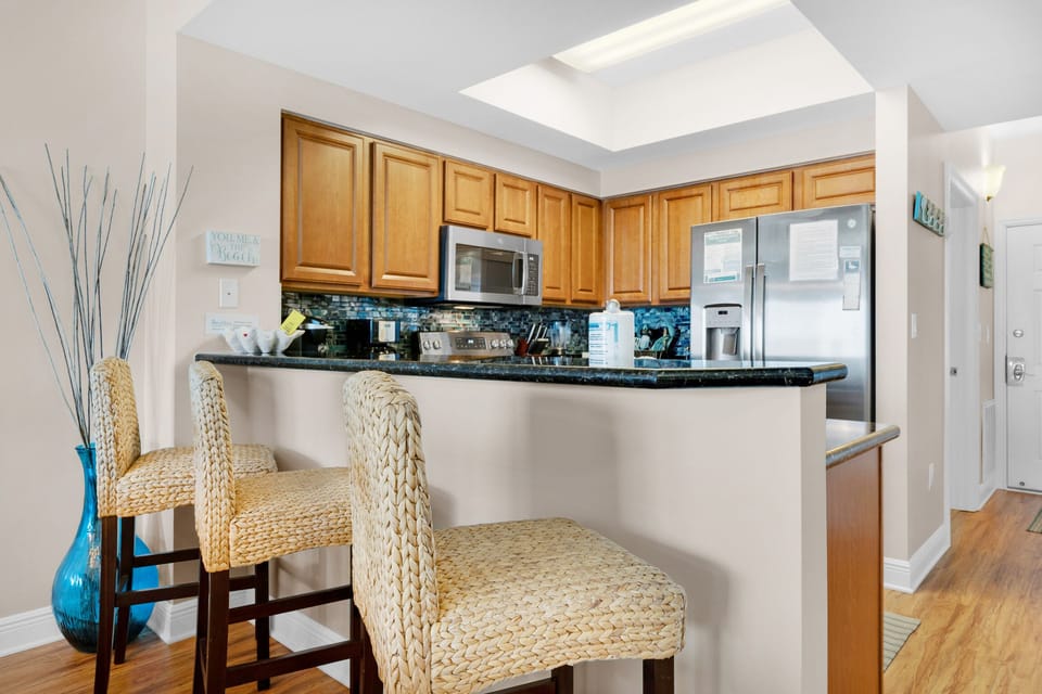 Eat-in kitchen bar seats 3