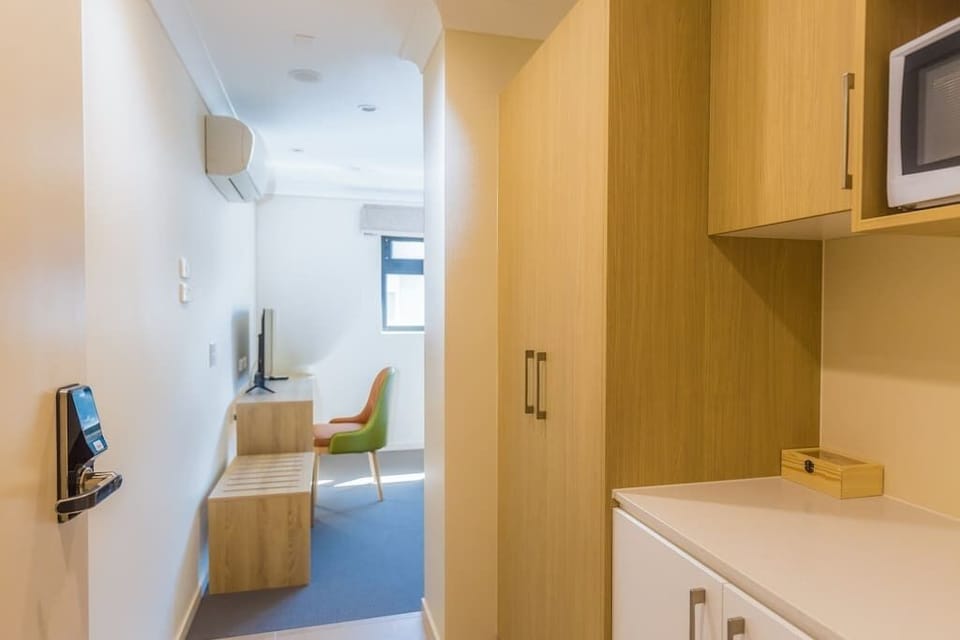 A. King Room 1 Stylish, modern king room/own entrance in Brisbane