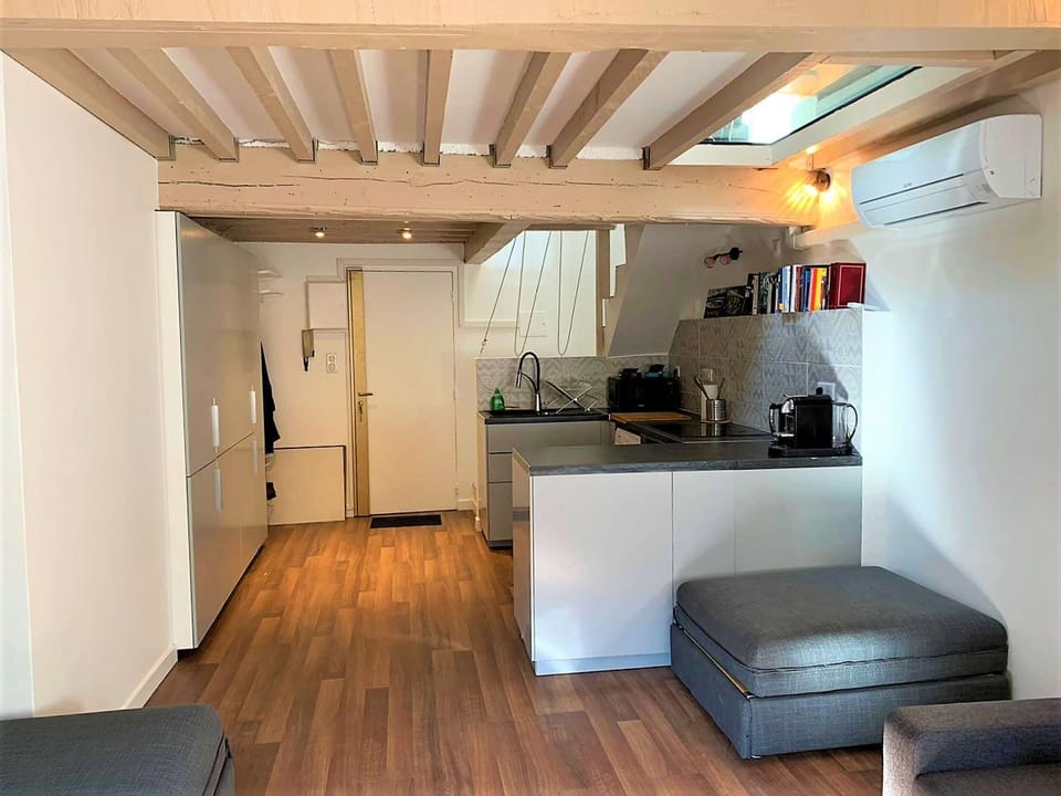 View of the kitchen and the entrance of the apartment from the livingroom