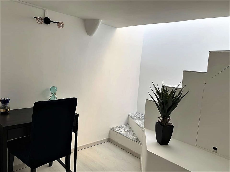 Luminous and quiet desk space