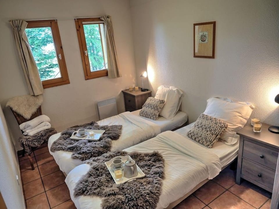 Cozy twin bedroom.