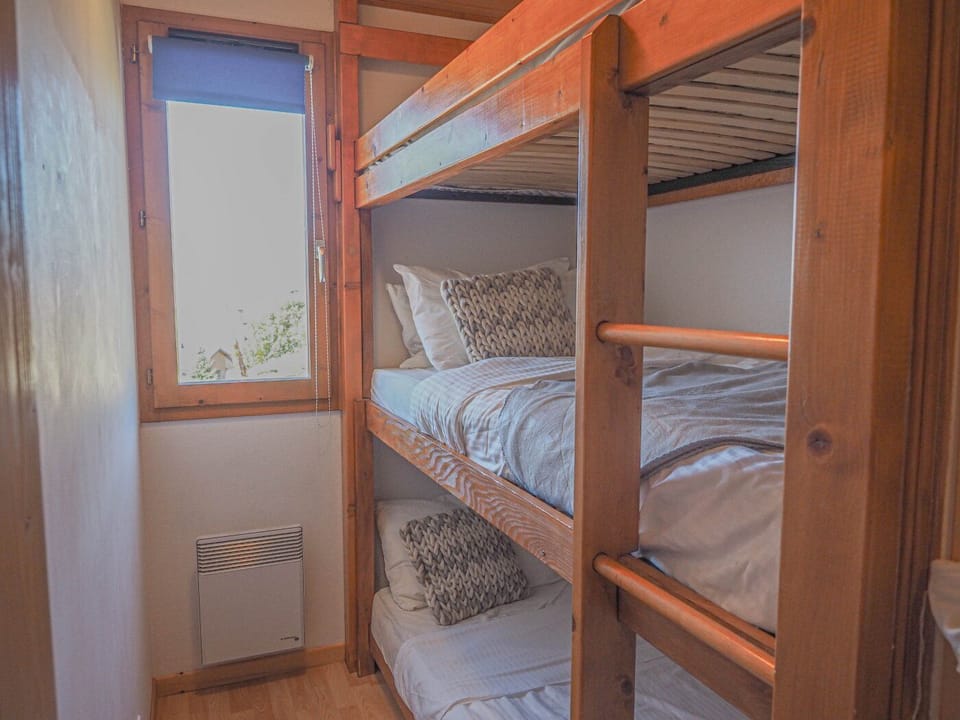 Triple bunk room