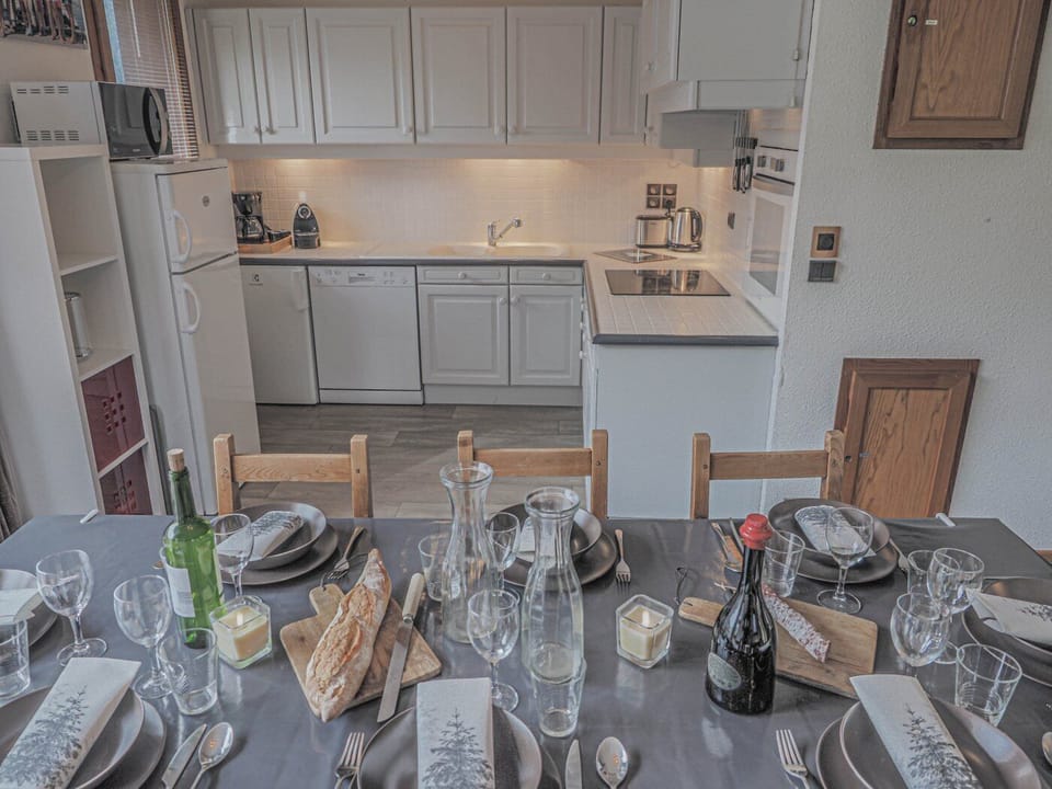 Fully equipped kitchen with full size dishwasher, fridge/freezer and oven