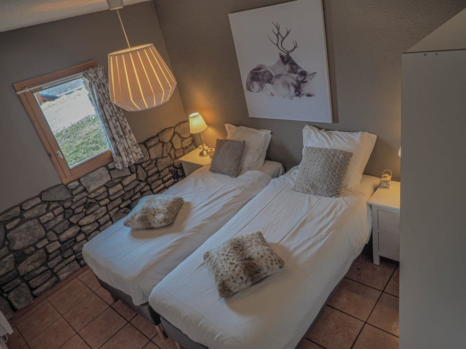 Twin bedroom