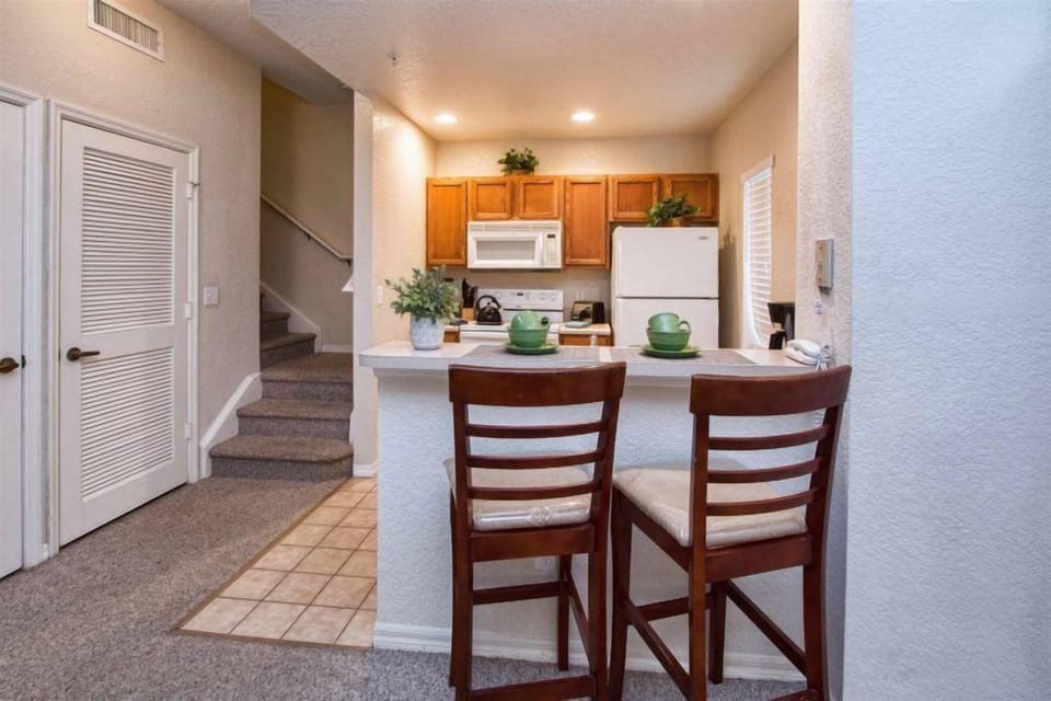 Townhome, 4 Bedrooms, Non Smoking, Kitchen | Private kitchen | Fridge, microwave, oven, dishwasher