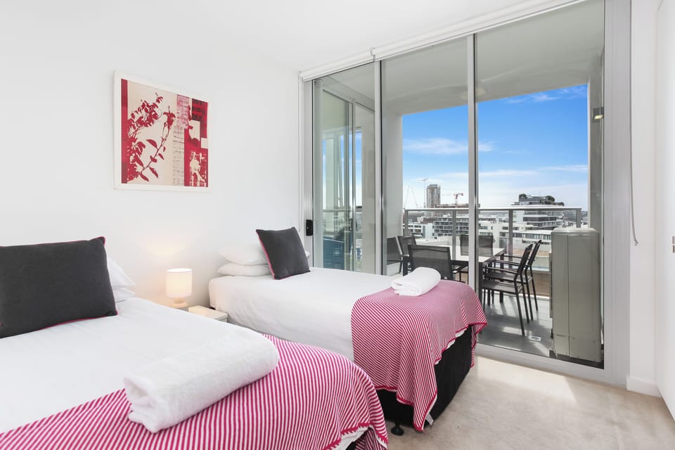 Second bedroom with balcony access