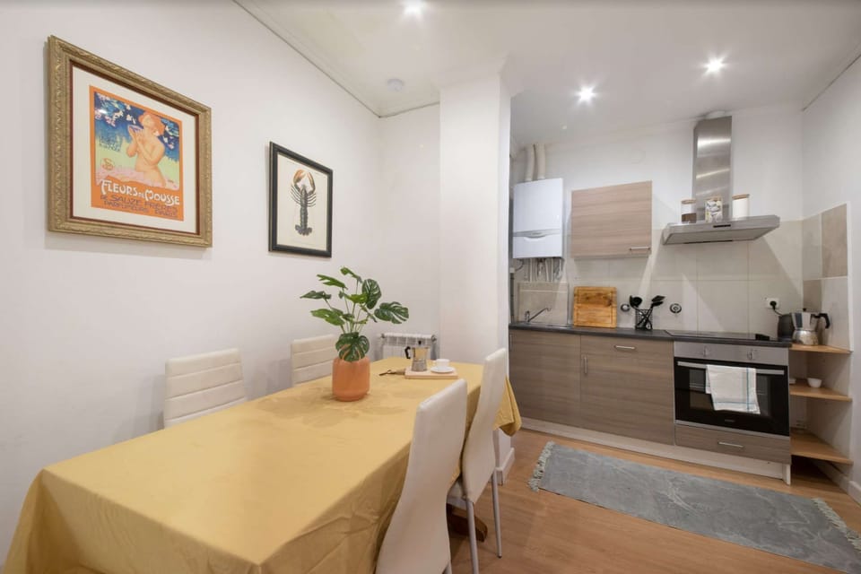 Fully equipped kitchen with dining table
