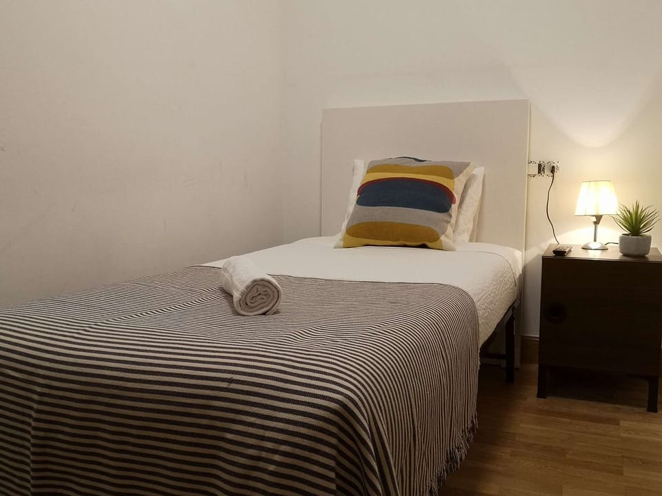 Bedroom with single bed