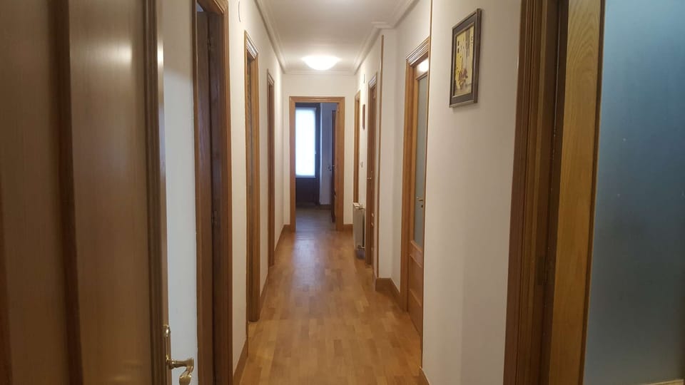Hallway leading to 4 bedrooms, a kitchen and 2 bathrooms