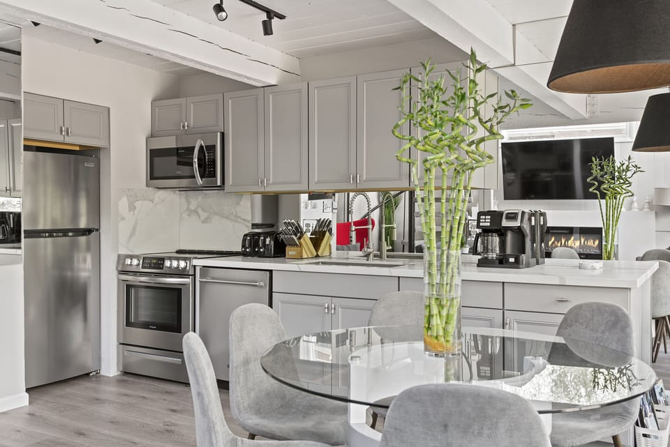 Updated kitchen, super quiet dishwasher, dining for six people 