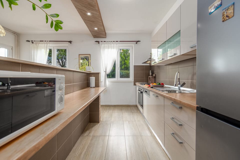 Microwave, oven, dishwasher, coffee/tea maker