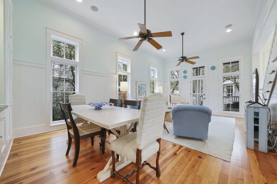 DINING AREA ALTERNATE VIEW
