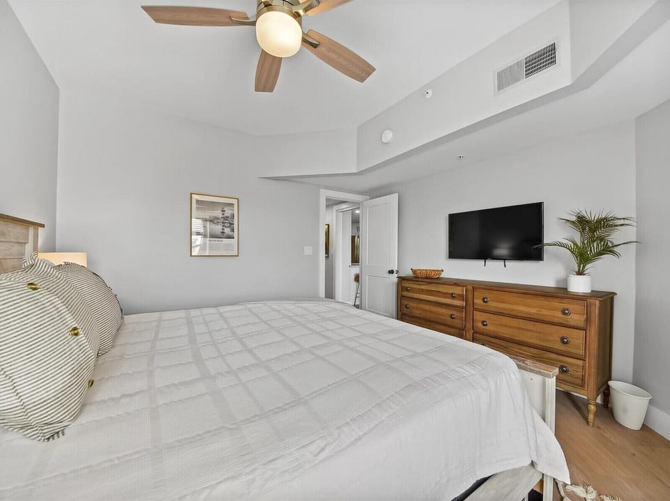 Bedroom with Private Bathroom at 406 Barrington Arms