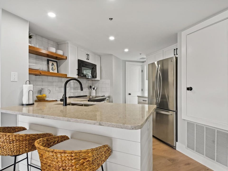 Kitchen with Breakfast Counter at 406 Barrington Arms